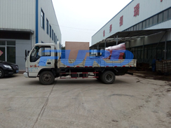 福瑞得機(jī)械瀝青灌縫機(jī)，手扶雙輪壓路機(jī)裝車成功及時(shí)發(fā)貨